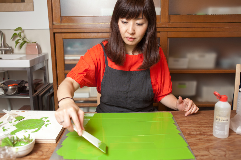 ２）ガラス板に漆を伸ばしながら塗っていく。一日待って乾けば、また上から重ね塗る