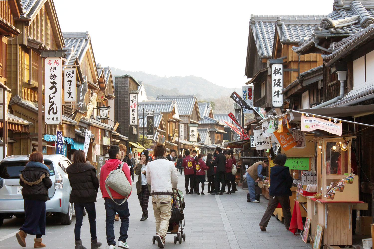 江戸時代の町並みを再現したという「おはらい町」は、レトロな雰囲気