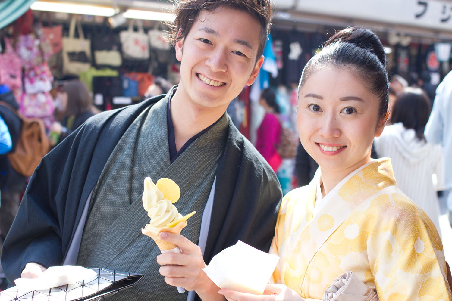 うららさん（左）は、淡い黄色の着物にピンク色の帯という春らしい装いでご登場。これには壱ポイント代表の田崎も笑顔