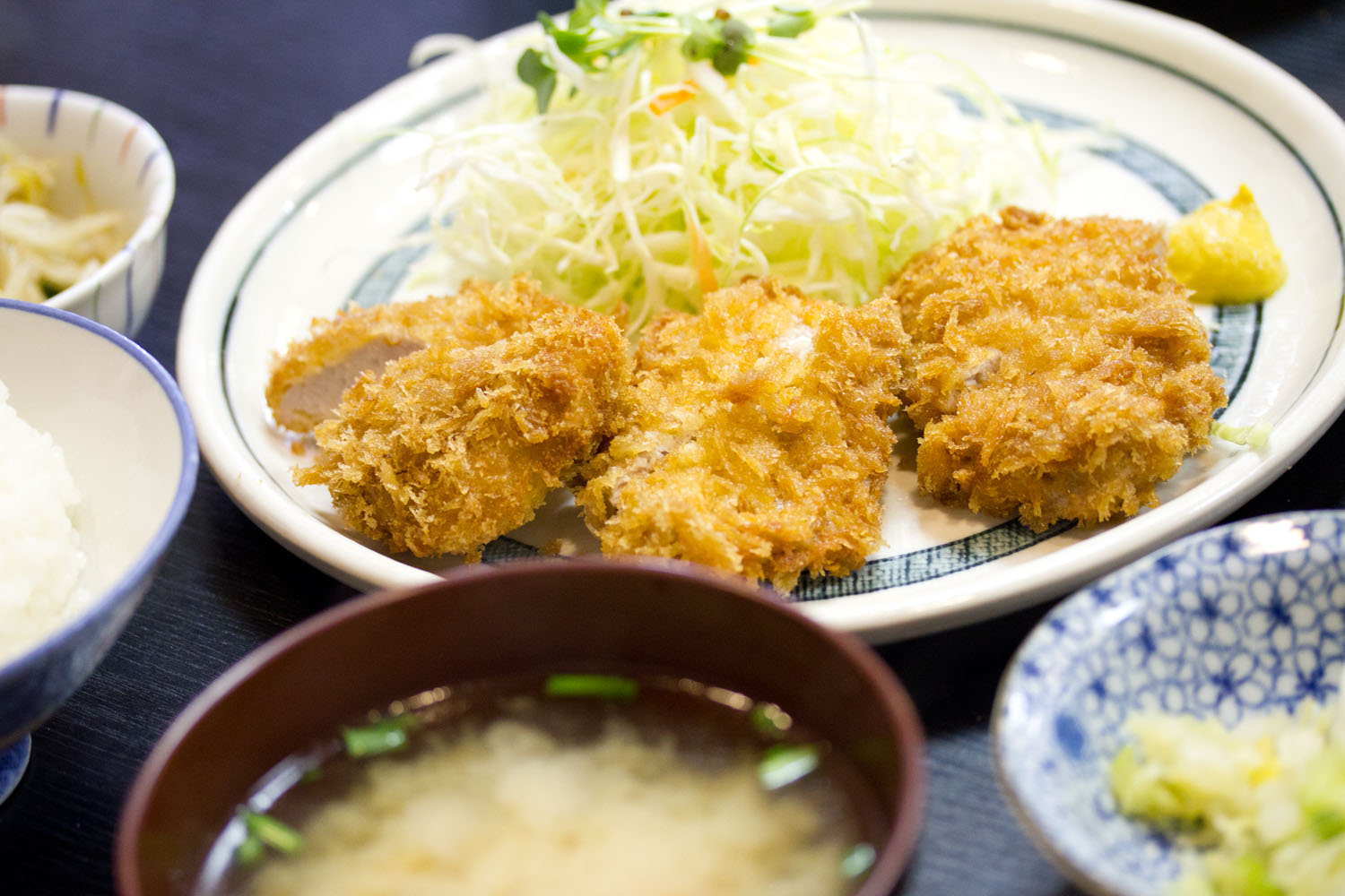 セットメニューのヒレかつ。衣はさくさくで肉はやわらかく、ウスターソースであっさりと食べられる。これぞ、正しいとんかつといった味わい