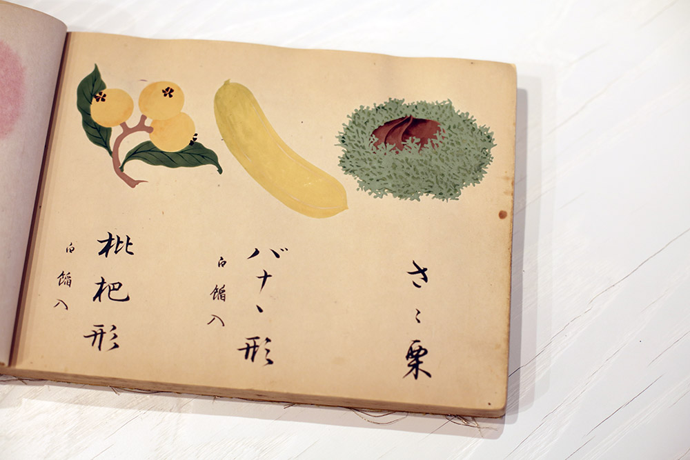 「ささ栗」の絵図が出て参りました。こうした見本図案を参考にすることで、和菓子は時を超えていまなお作られ続けています